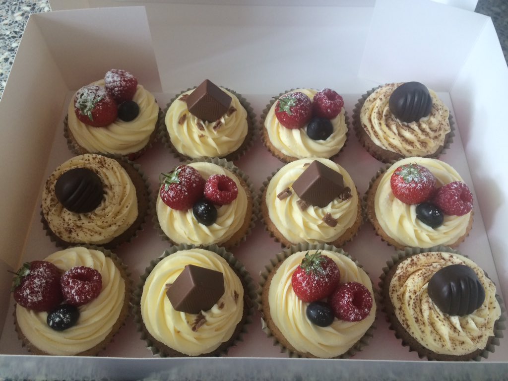 poppyscupcakes's tweet photo. Mixed berry cupcakes interspersed with truffle topped cupcakes... Doesn't get much better than that 💕 https://t.co/OkdVJvAng0