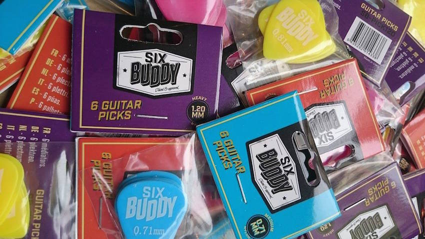 SIX_BUDDY's tweet photo. On vous en parlait il y a quelques jours, ils sont enfin arrivés ! 👀 Bientôt chez vos buralistes. #guitare https://t.co/cz91qb0RXQ