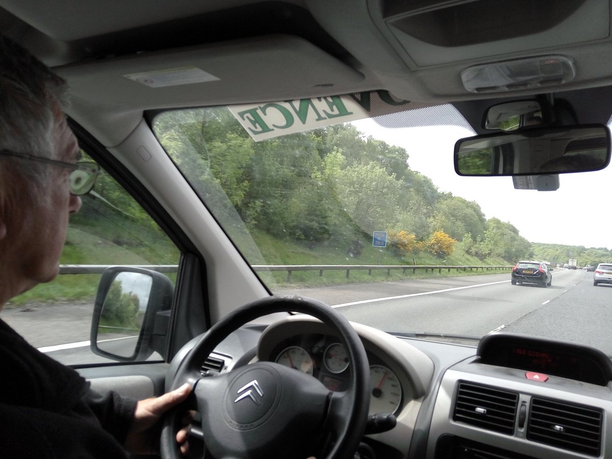 JC pilote sereinement à gauche. 1600km et toujours en pleine forme ! #Anpostras #périple