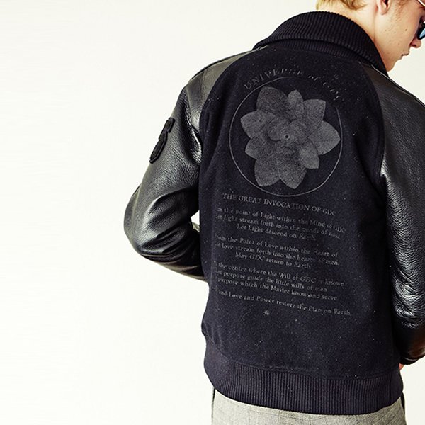 左胸にアイコンを、 背中には蓮の刺繍を刻んだ ワイルドな仕上がりが