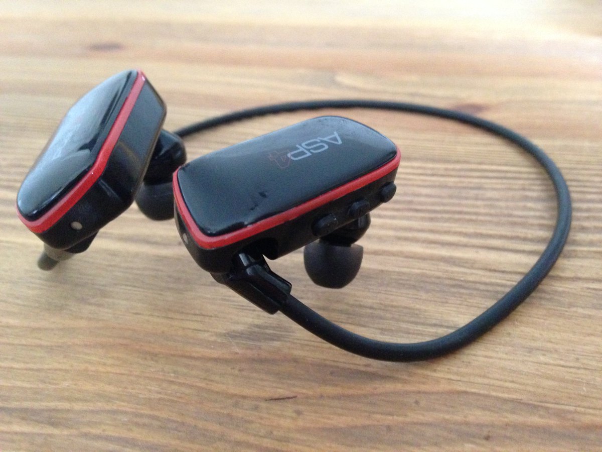 urun_fr's tweet photo. Test: pour les amateurs de course en musique, le casque ASP4 est vraiment top ! @Play_2_Run https://t.co/mzeCfbrcFr https://t.co/tbRL4XcEGq