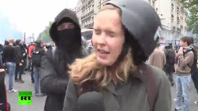 rtlinfo's tweet photo. CHOQUANT: cette journaliste russe se fait frapper en plein direct à Paris (vidéo) https://t.co/puO0cf71FJ https://t.co/8mc9DCGrdw