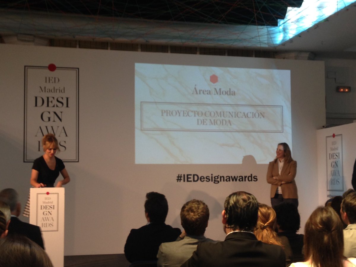 Para el siguiente premio, sube al escenario @SheilaLoeweb, jurado en los #IEDesignAwards