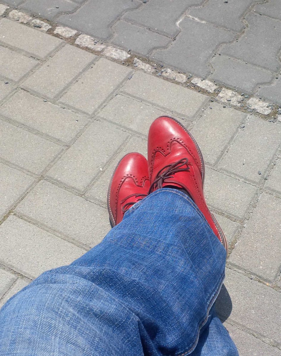 Anduminas's tweet photo. #Lunch break now and relaxing in the #sun. #loveit tweeps :). Try to make your day count ;) #budapeststyle #shoes https://t.co/dY1x9mLd8Z