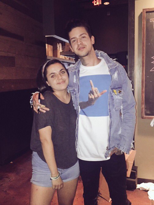 TravisMillsUSA's tweet photo. May 19: Travis meeting fans before his concert in Phoenix, AZ #WhileYouWaitTour: https://t.co/hRJOG8gpN2
