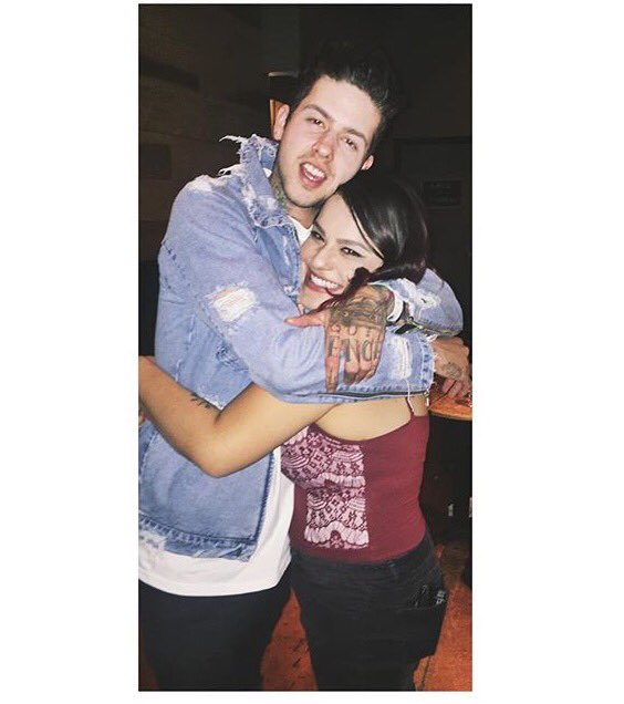 TravisMillsUSA's tweet photo. May 19: Travis meeting fans before his concert in Phoenix, AZ #WhileYouWaitTour: https://t.co/2XquX4vQSv