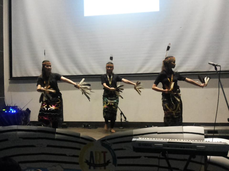 Tracce, slh satu performer dance dlm acara Art for Charity yg diselenggarakan o/ LPPM Rumpin #artforcharity