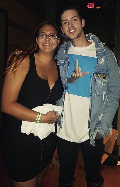 TravisMillsUSA's tweet photo. May 19: Travis meeting fans before his concert in Phoenix, AZ #WhileYouWaitTour: https://t.co/ni0c8zS3AZ