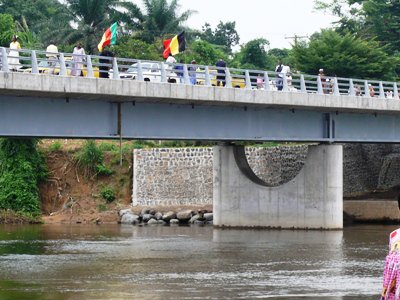 ThisIsCameroon's tweet photo. Symbols of #Cameroon's reunification. Mamfe 1961, Mungo Bridge 1969 (2007), Yaoundรฉ 1974, Buea 2014. #20Mai2016 https://t.co/8lNmrorqcf