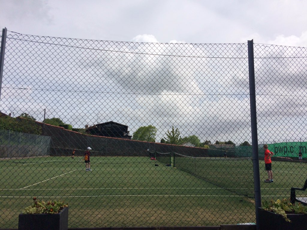 _coatsy's tweet image. Vale secondary schools tennis underway @DinasPowisLTC over  50 players competing @tenniswales