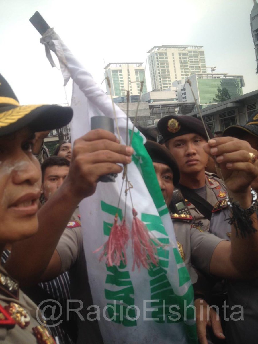 Polisi BERHASILmengumpulkan Anak Panah

*Mau demo atau tawuran ABG?