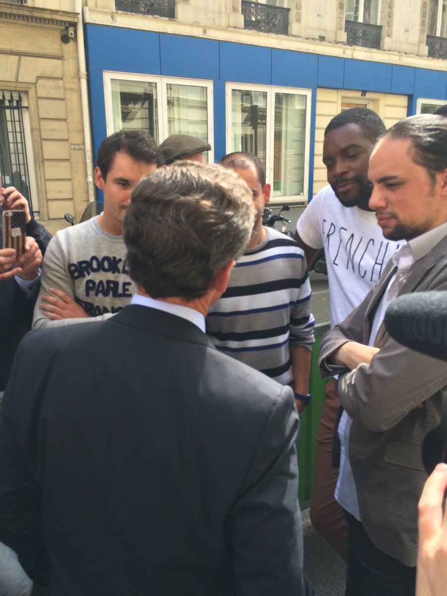 Une dernière discussion avec les fumeurs à l'extérieur <a href="/NicolasSarkozy/">Nicolas Sarkozy</a> prend son temps