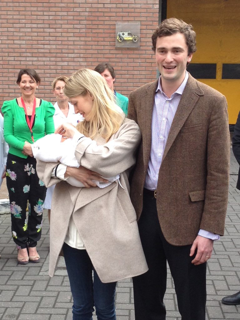 WDehandschutter's tweet image. Kersverse vader Amedeo: "Anna Astrid vernoemd naar haar grootmoeder (prinses Astrid)."