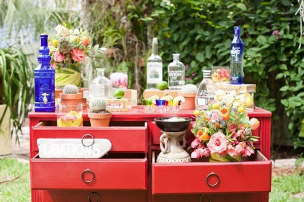 _PlanEvent_'s tweet photo. For more DIY bar ideas for your outdoor party visit : https://t.co/QQNqJZFwBz #bar #summer  #summerparty https://t.co/VtD4872gCq