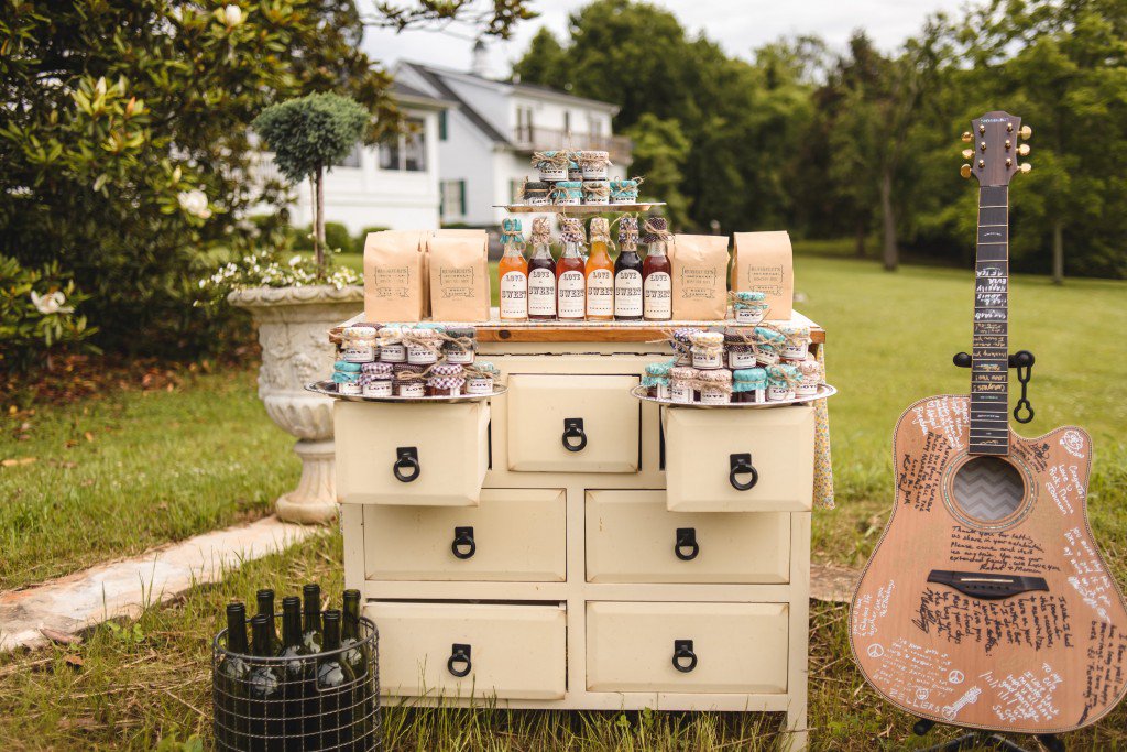 _PlanEvent_'s tweet photo. For more DIY bar ideas for your outdoor party visit : https://t.co/QQNqJZFwBz #bar #summer  #summerparty https://t.co/VtD4872gCq