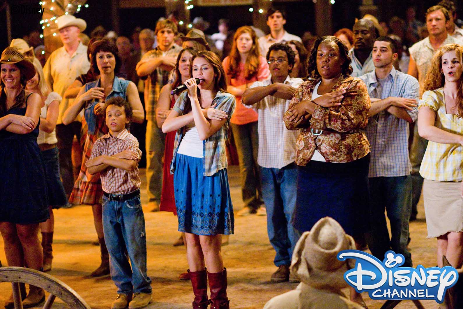 ディズニー チャンネル公式 Sur Twitter 今夜25時はマイリー サイラス主演 ハンナ モンタナ ザ ムービー 明日25時セレーナ ゴメス主演 シンデレラストーリー2 ドリームダンサー を放送 二人が同時期にディズニー チャンネルで活躍し