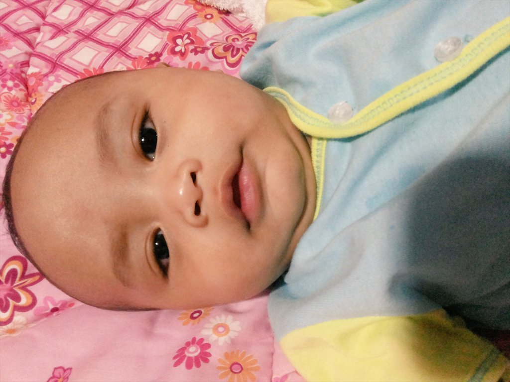 anisFarim's tweet photo. This little boy was sleepy but cant sleep coz his stomach not full.. wait for next milk..  gd nite...~~~ :) https://t.co/go8akSAfy8