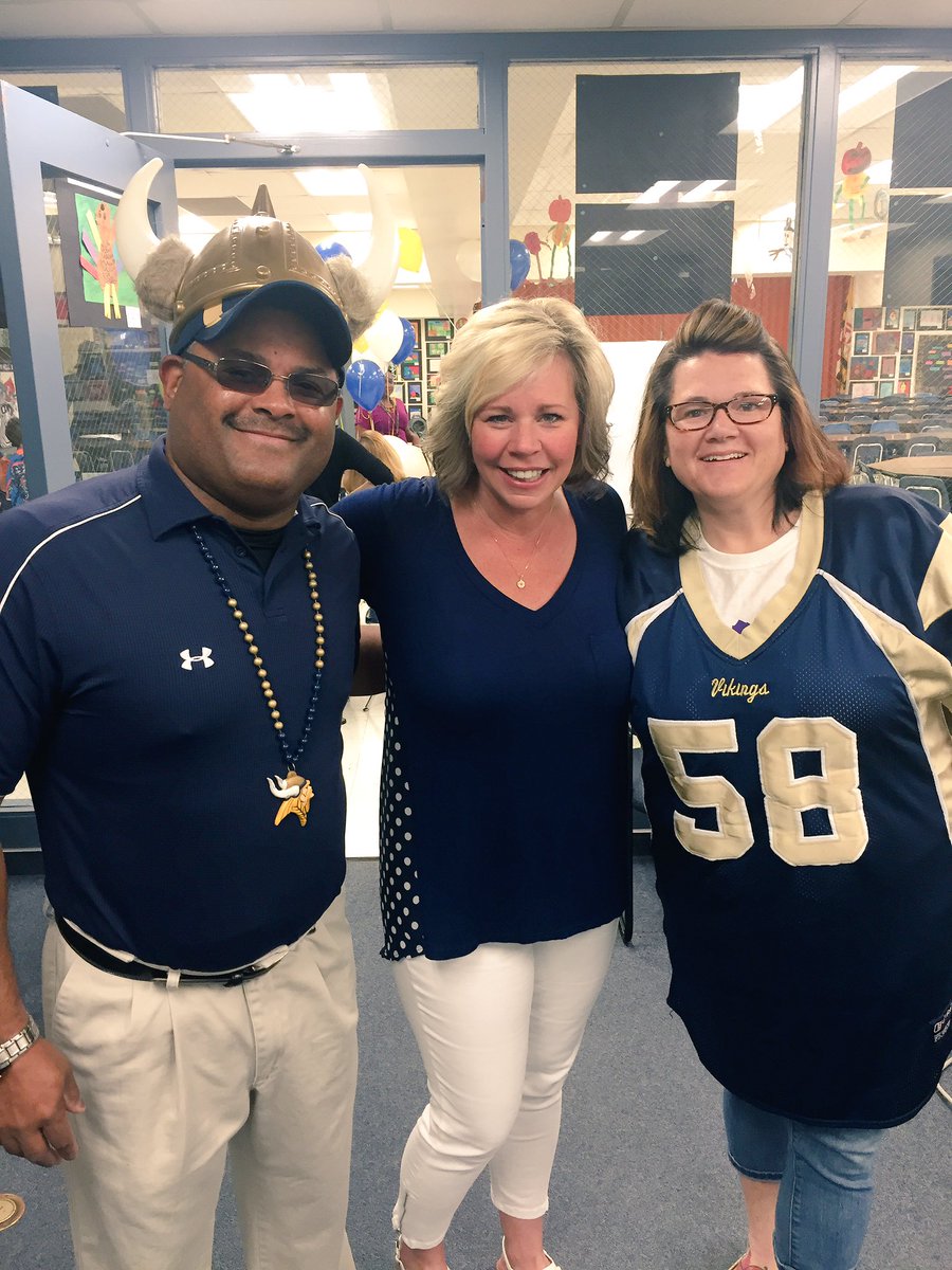 MdoubleB88's tweet photo. 💛🎓💙GETTING PREPPED💙🎓💛#CSDHS2016GRAD @DrHenryVWagner @AbtDwayne @Eduk8n @bromwell_dave https://t.co/bk1Yr0hTep