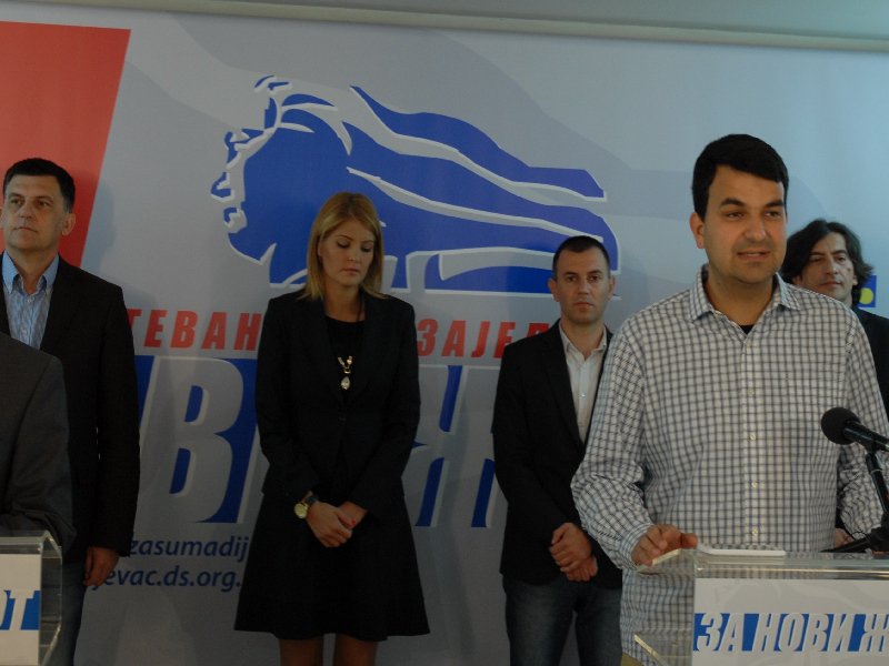demokrateKG's tweet photo. Odbornici koalicije ZZK u gradskom parlamentu delovaće u okviru dva obornička kluba DS i ZZŠ https://t.co/nx4uPomZa7 https://t.co/cgT4rI7WFO