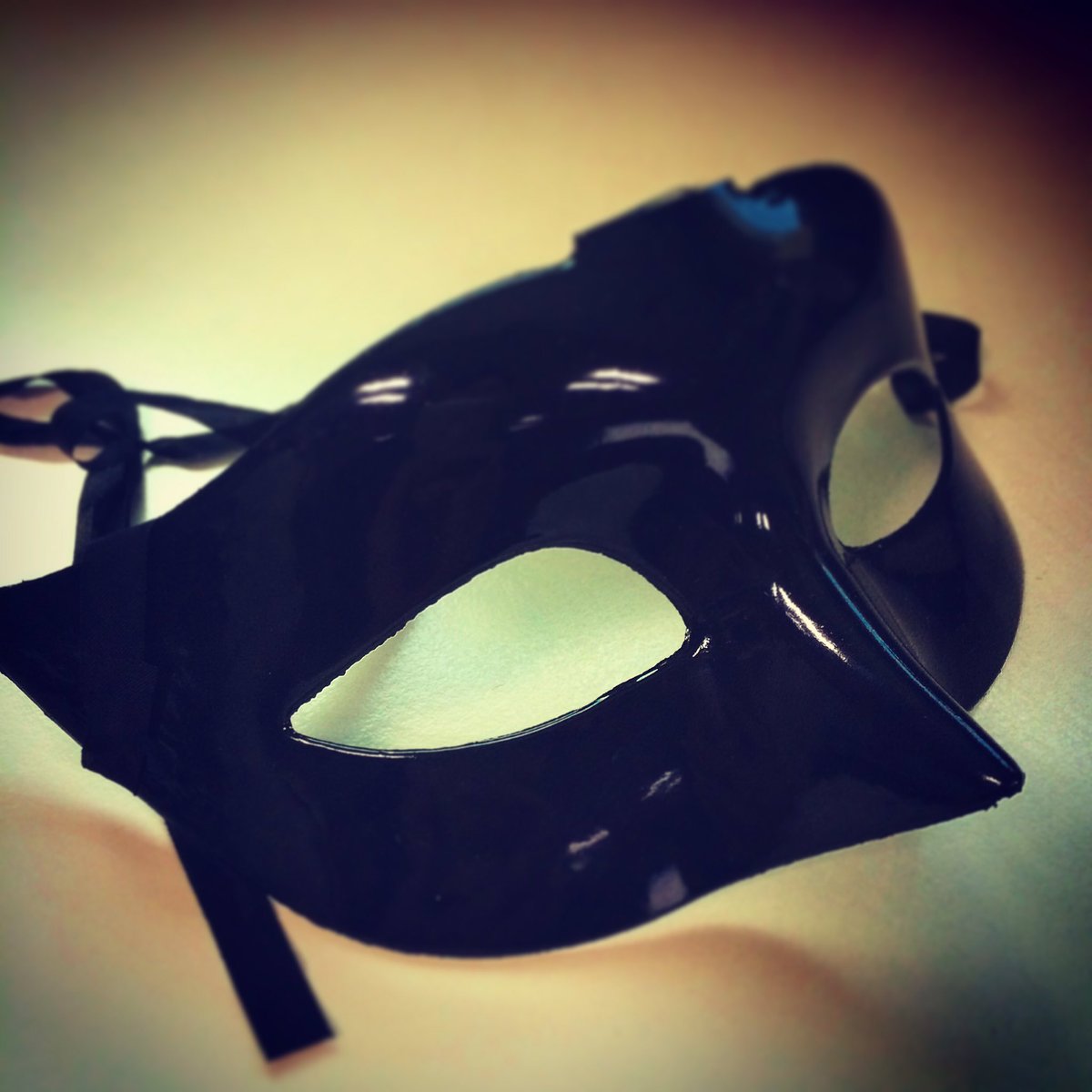 DacksLab's tweet image. Listening: "nagpapangap na ako'y ganap na tao, isang superhero, hindi nasasaktan.. di nasasaktan.."
- eraserheads.