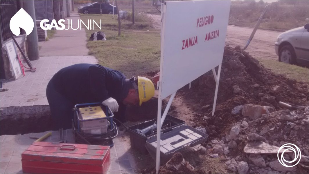 grupojunin's tweet photo. Conectando Nuevos Hogares a la Red de Gas Natural https://t.co/4FwYHhsI1U https://t.co/YVc2TTASN7