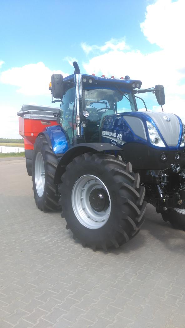 MaickelRoost's tweet photo. Gister onze nieuwe NH T7.225 afgeleverd door #intrak Weert.Meteen Kali strooien op de peen en uien. https://t.co/apAXUSfQTF