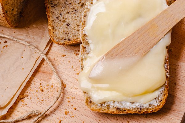 Хлеб с маслом можно есть. Хлеб с маслом. Хлеб с медом. Бутерброд с маслом. Хлеб с маслом и медом.