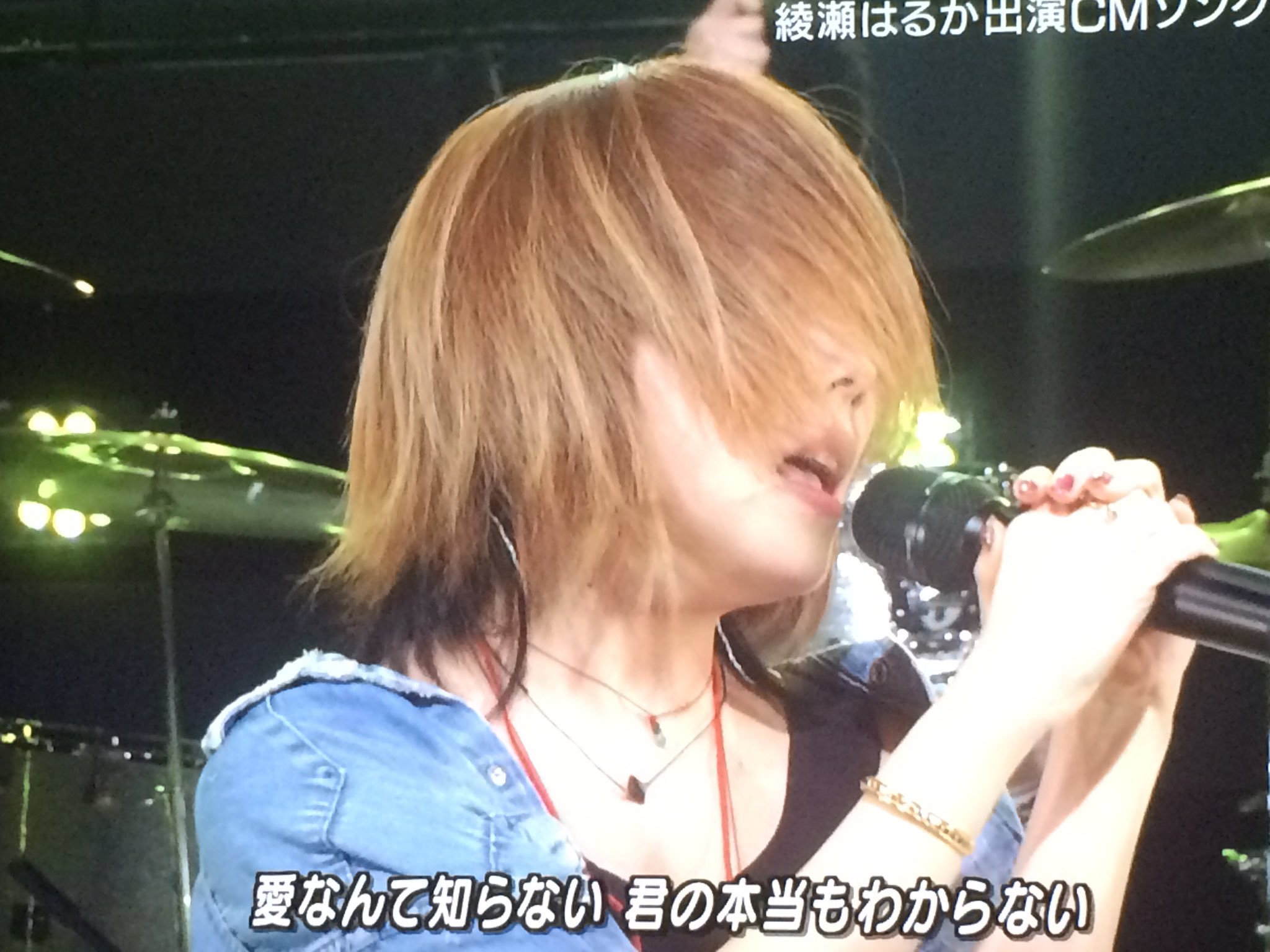 Aiko Official A Twitteren Mステ終わりました 初めて 信号 を歌わせて頂きほんっとに緊張したー なので 私の女友達いよりんがいて良かったー 笑 そして生abc Zのアクロバット 感動 T Co Rbrnneit5c Twitter