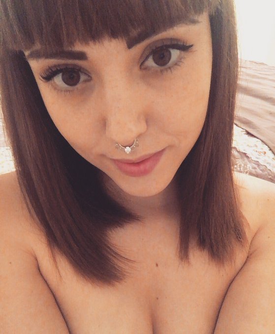 Me encanta el piercing que me ha regalado y puesto @lukaselbala  😍😍 https://t.co/vTbqBtXGgu<a href="/tag/mvsales"class="tags"><span>#mvsales</span></a>