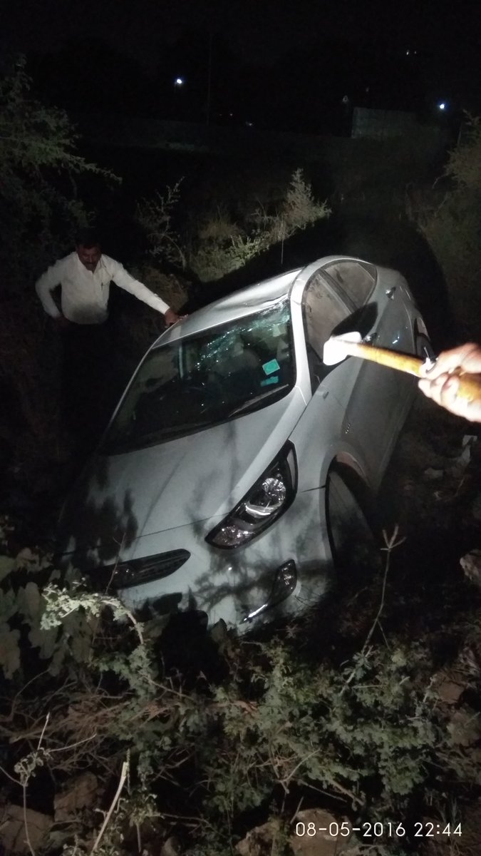 BilAtladaraSoc's tweet photo. Due to No light and proper Road happened this types of accidents............ https://t.co/Gu4NBO3BSp