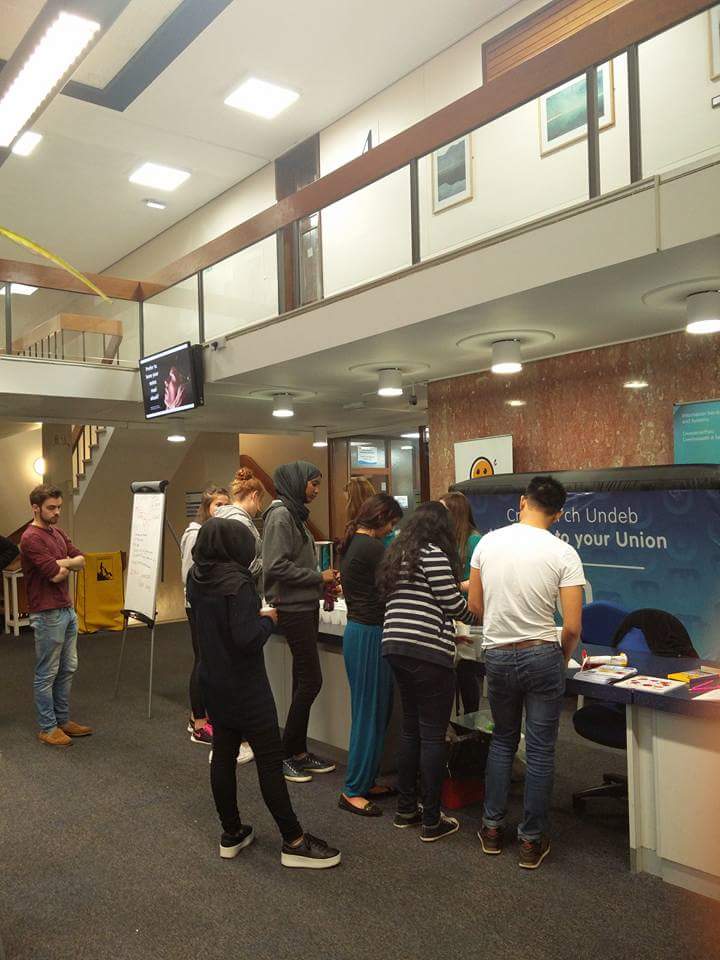 AimeeEhren's tweet photo. Study aid is in full swing in @SwanseaUni library this evening. Free tea, coffee and hot chocolate! #StudyAid16 https://t.co/jnkApTj6nS