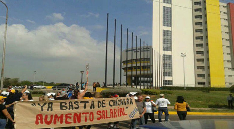 RunRunesWeb's tweet photo. FAPUV anuncia paro general de universidades para el próximo martes - https://t.co/mCpq1Z0H08 https://t.co/arjHcV6Nn0