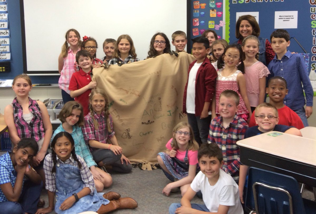 ljkolasinski's tweet photo. @GlacierRidgeD47 
4K is sending a signed blanket handmade by the students to soldiers in Afghanistan! #lovethesekids https://t.co/8n0i16bVnl