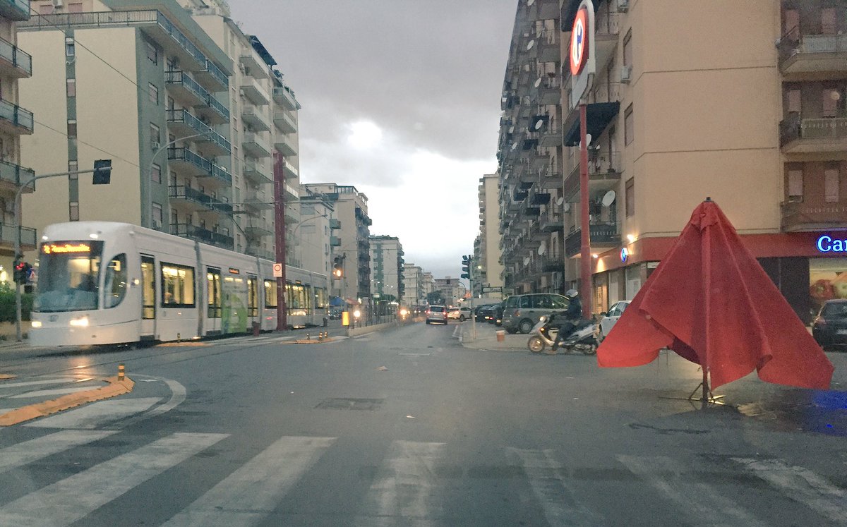 Palermodamare's tweet photo. Il "negozio" in mezzo all'incrocio ha finito il turno.Via a.diaz/v.p.puglisi PM sempre assente e sindaco compiacente https://t.co/uLwlHlbXuw