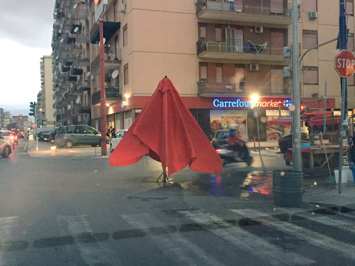 Palermodamare's tweet photo. Il "negozio" in mezzo all'incrocio ha finito il turno.Via a.diaz/v.p.puglisi PM sempre assente e sindaco compiacente https://t.co/uLwlHlbXuw