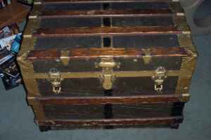 _ave49's tweet photo. A vintage trunk makes a stylish coffee table, decorate with vintage decals &amp; store shoes &amp; clothing you rarely wear. https://t.co/lVyqt6BpHk