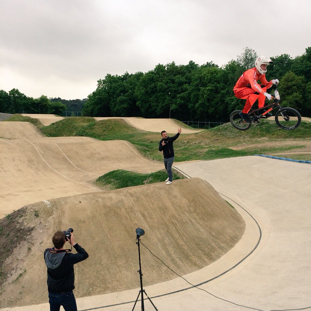 Spectaculaire fotosessie met BMX'er <a href="/niekkimmann/">Niek Kimmann</a> en coach  <a href="/BasdeBever/">Bas de Bever</a> op Papendal, binnenkort in @HeldenMagazine