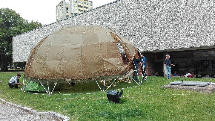 ArchiDebout's tweet photo. #ArchiDebout occupe Berlin le temps du #36HFF. Ce parachute est parfait pour le dôme ! #NuitDebout #globaldebout https://t.co/N8EzLerUK4