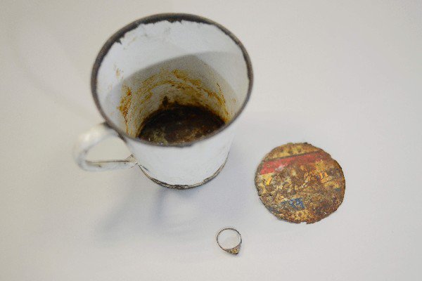 prensa_libre's tweet photo. #LeerParaCreerPL | Hallan anillo y cadena de oro ocultas en taza en #Auschwitz ► https://t.co/Ufe2Iu32rL https://t.co/igr21crqyI