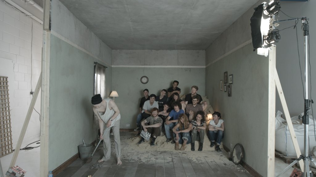 We turned a room into an hourglass for Radiohead's new album.  Looping now and forever ✨

instagram.com/p/BFogFZcLNfB/