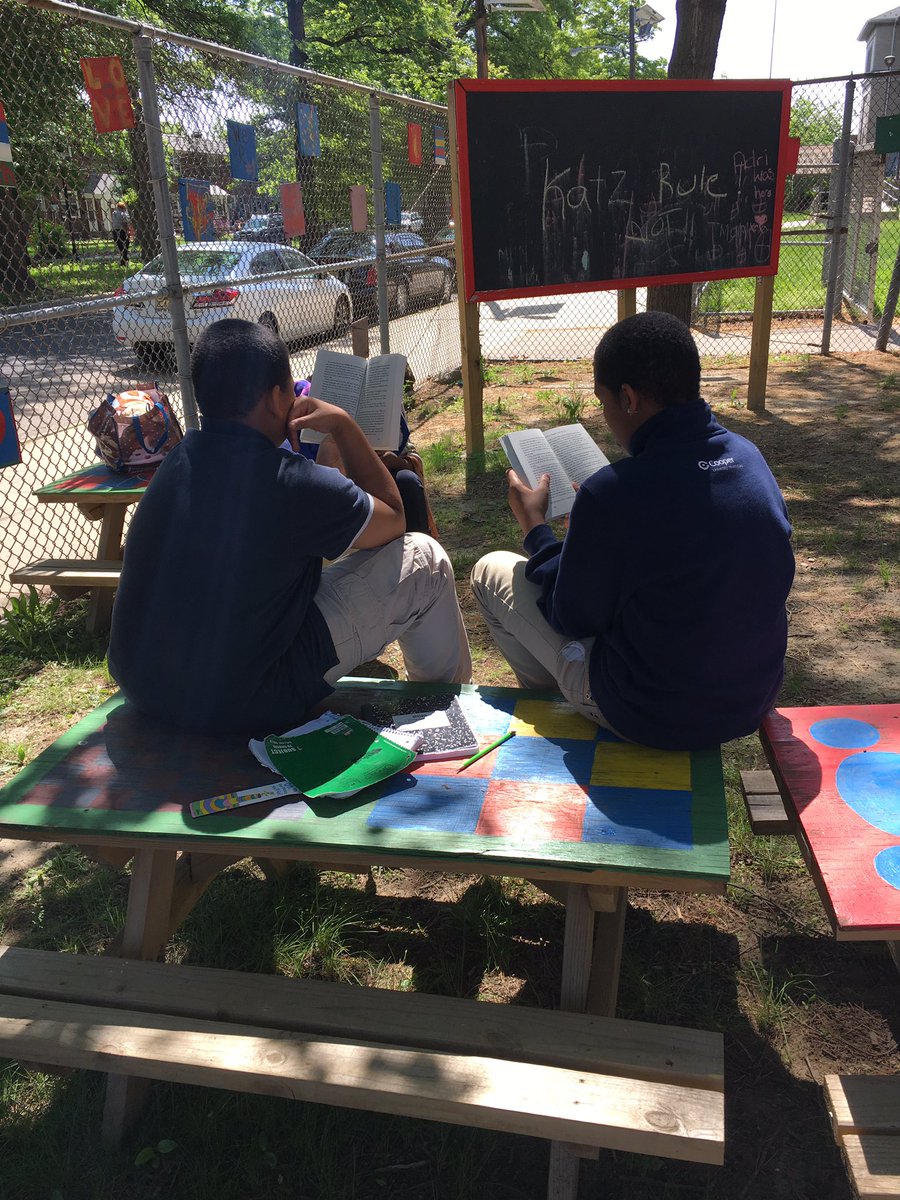 Hatch_tigers's tweet photo. #partnerreading outside on this beautiful day #sixthgradescholars @CamdenSchools #allschoolsrise https://t.co/xebAmp4udC