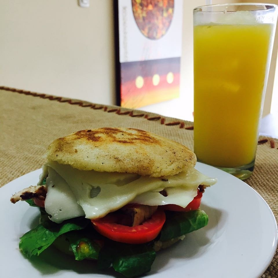 Piuttostorest's tweet photo. Desayuno con sello #Venezolano #Arepa #Piuttosto #ComplaciendoPaladares #PorquATodaHoraSeComeArepa https://t.co/dsWA0J1JPO