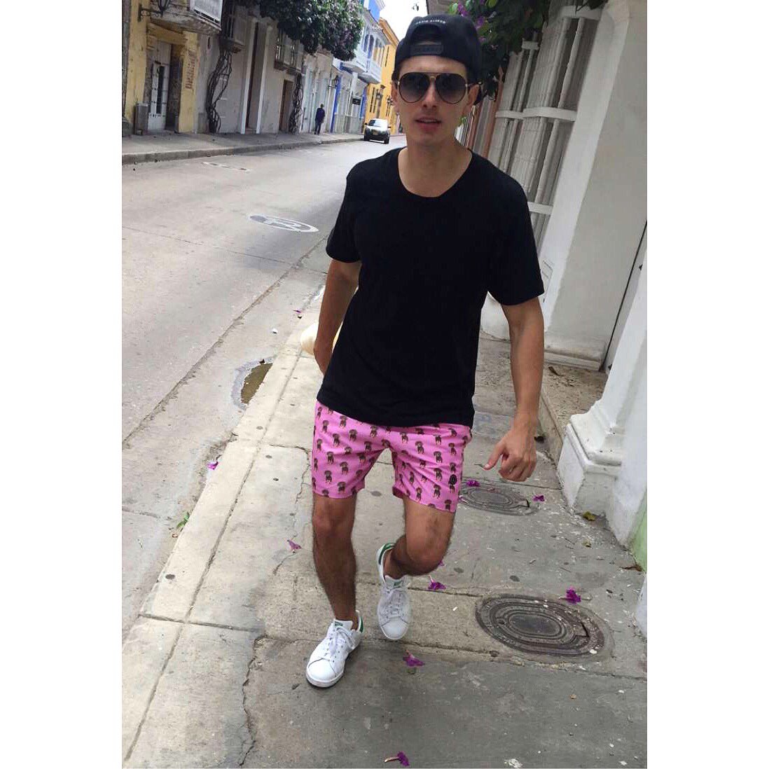 davideljach_col's tweet photo. 🚶🏽🐶 #DE #davideljach #thirdcollection #fashion #menswear #mensfashion #fuckyourtrunks https://t.co/evxlp6TNx5