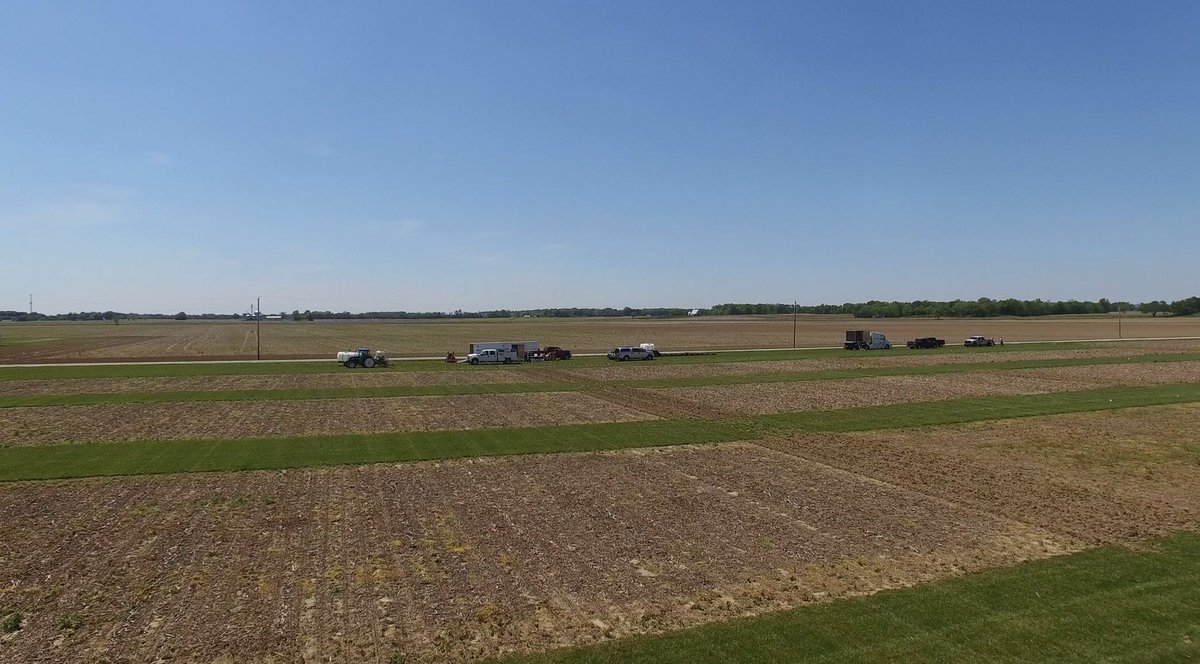 PremierAgEnergy's tweet photo. @WinFieldInsight Answer Plot crew hard at work yesterday in Johnson County, IN #AgChat #agriculture https://t.co/0GP3sfkavE