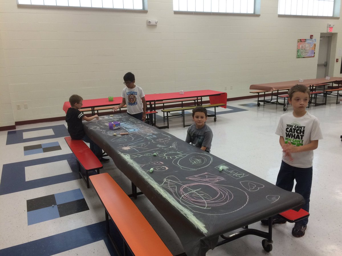 BearcatPrin's tweet photo. Park Fun Day! #LyonsSchools https://t.co/Hn9lMmStDj