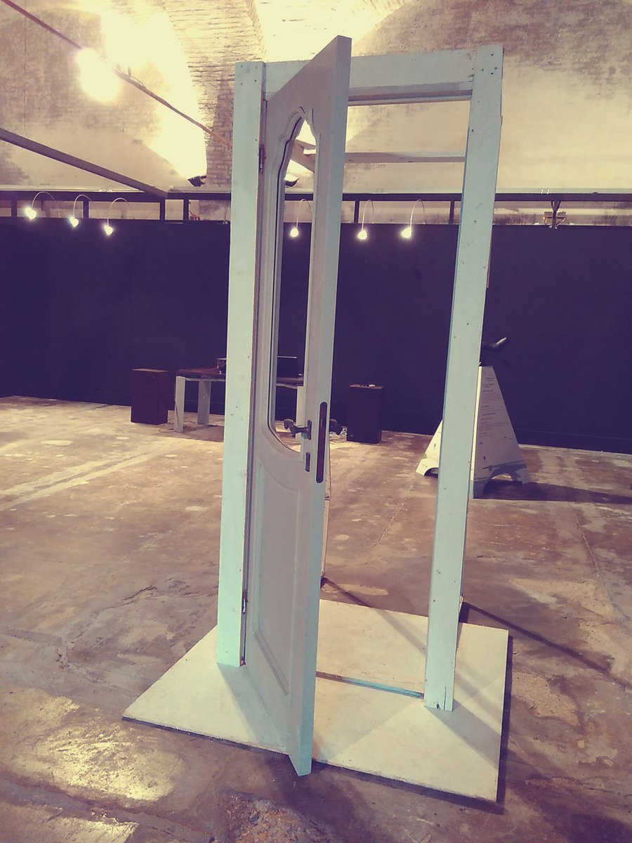 AnnCaramia's tweet photo. Non varcate quella porta! #telodoioillavoro #vernissage #lamole #Ancona #ape h18 stasera! @JES_please @thehiveancona https://t.co/sHhpJsacEf