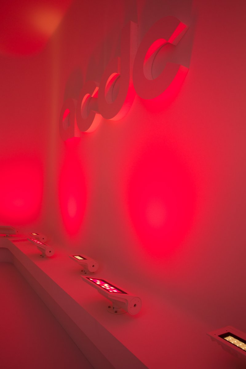 acdcled's tweet photo. It's 1 hour away from the weekend and time for more 80s #PaisleyPark love!
#littleredcorvette #redspiration @acdcled https://t.co/D21I0Z5dw5
