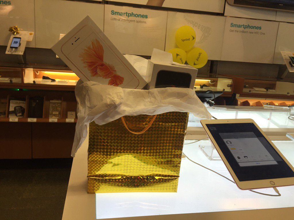 Greenwich1131's tweet photo. Two apples are better than one!! The best gifts are free. ππ#sprint #iphonepromo #greatdeals @Mariofnj @Sprint4NYC https://t.co/3HOitGP3Yw