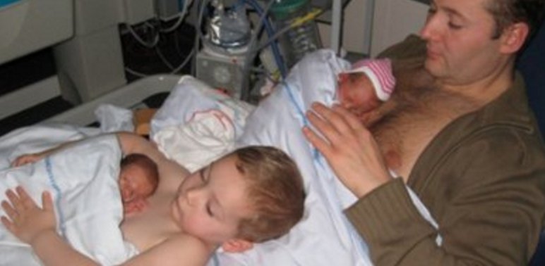 HPUKParents's tweet photo. Adorable photo highlights importance of skin-to-skin contact with newborns > https://t.co/Zocl7yPHG5 https://t.co/uJ6fhLsrMd