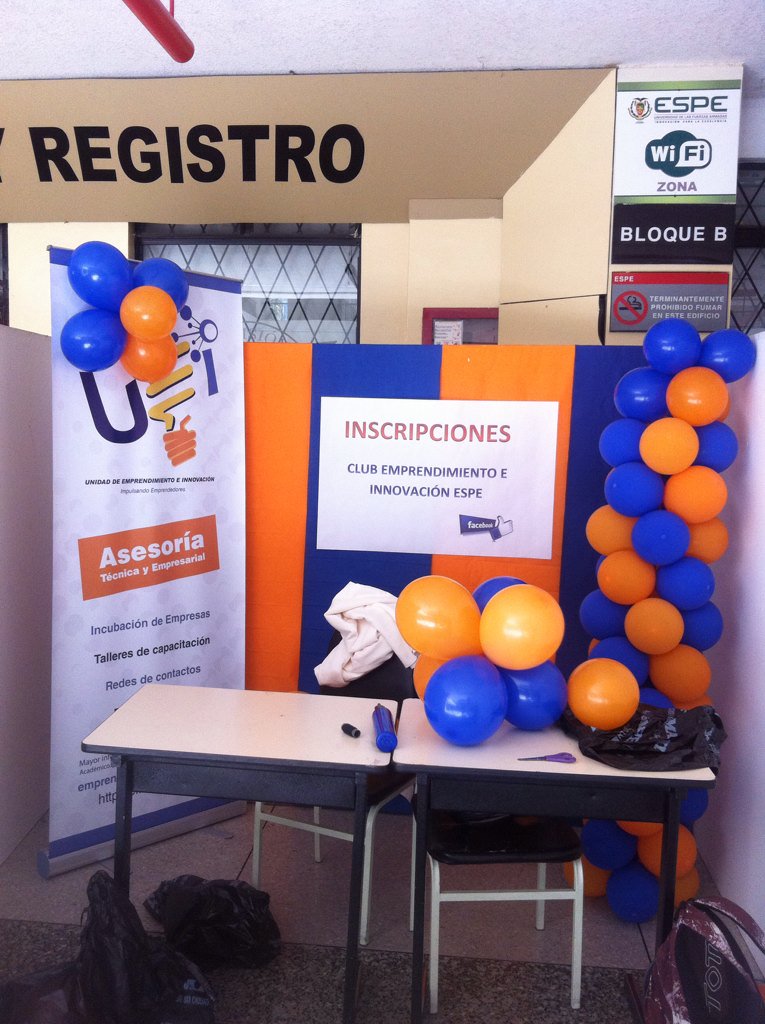 EmprendESPE's tweet photo. Estamos armando nuestro stand para la feria de Clubes de la @ESPEU https://t.co/wgvTff2MtG
